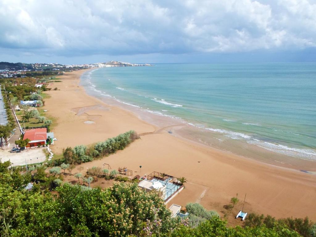 une vue aérienne d'une plage avec l'océan dans l'établissement Albergo San Giorgio, à Vieste