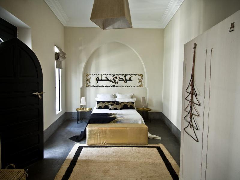 une chambre avec un grand lit dans une pièce dans l'établissement Riad First, à Marrakech 37 autres photos
