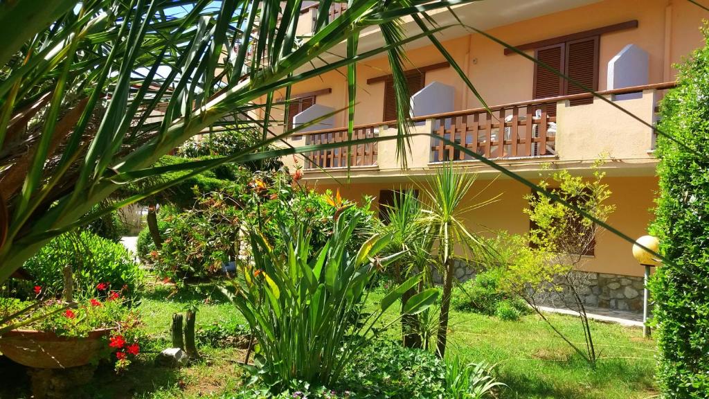 un jardin en face d'un bâtiment orné de plantes dans l'établissement Frank's Hotel, à Capoliveri