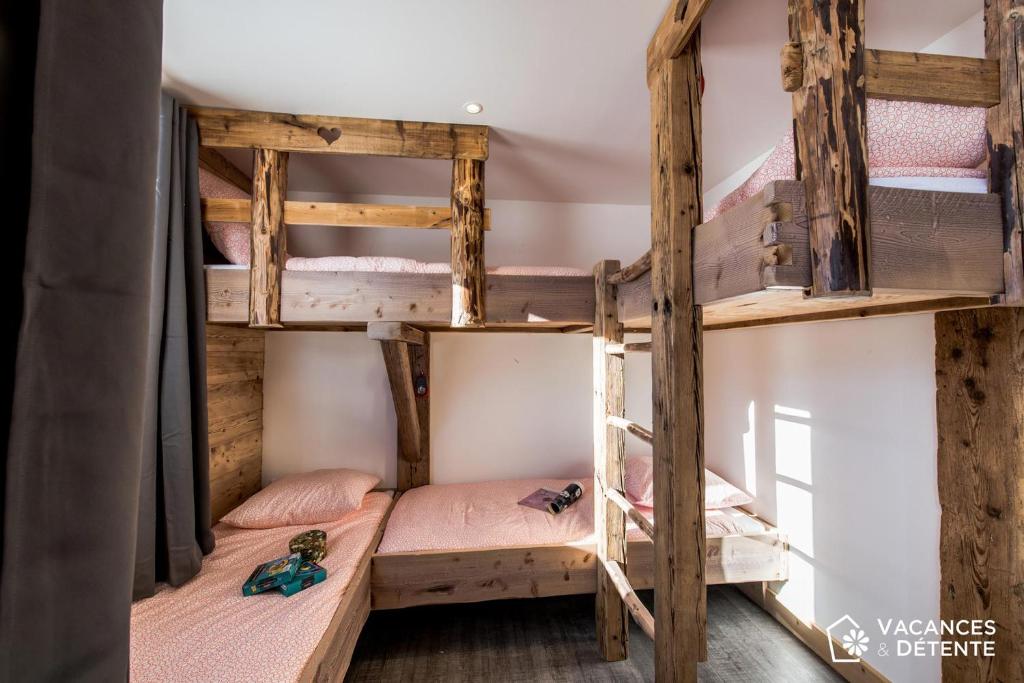 - une chambre avec lits superposés dans une maison dans l'établissement Nazca C6, à Val Thorens