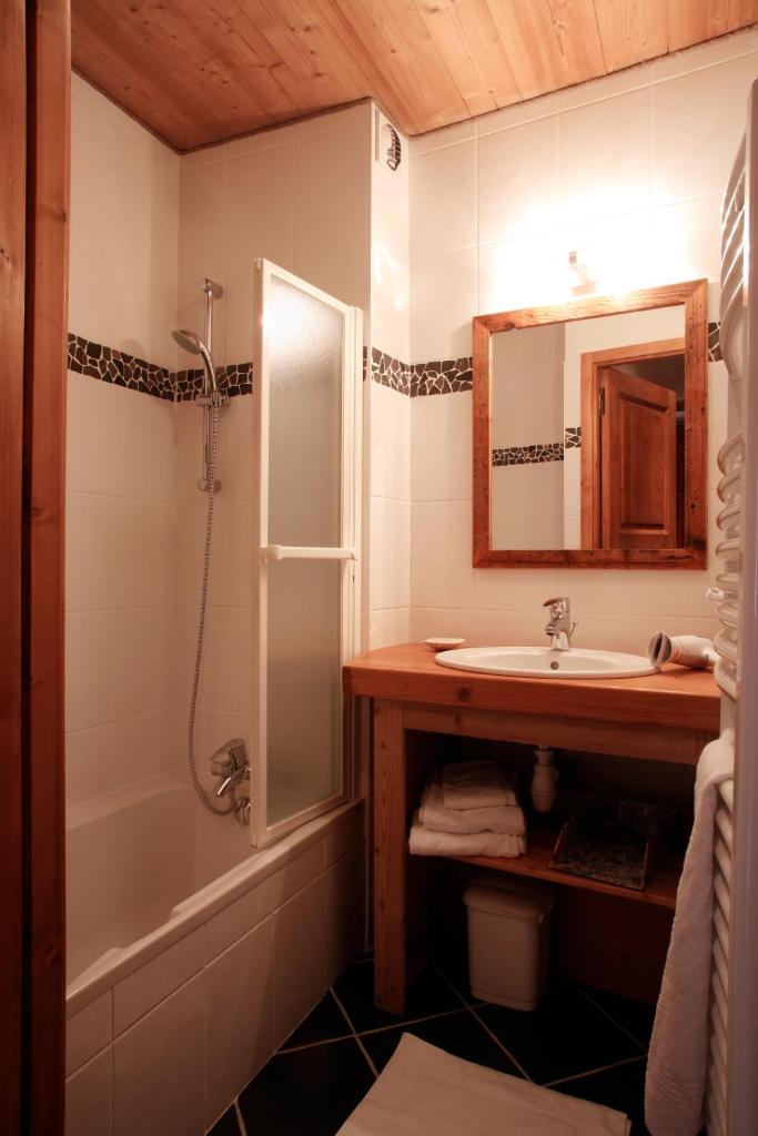 une salle de bain avec une baignoire, un lavabo et une douche dans l'établissement Chez le Marquis du Pontet, à Valloire 37 autres photos