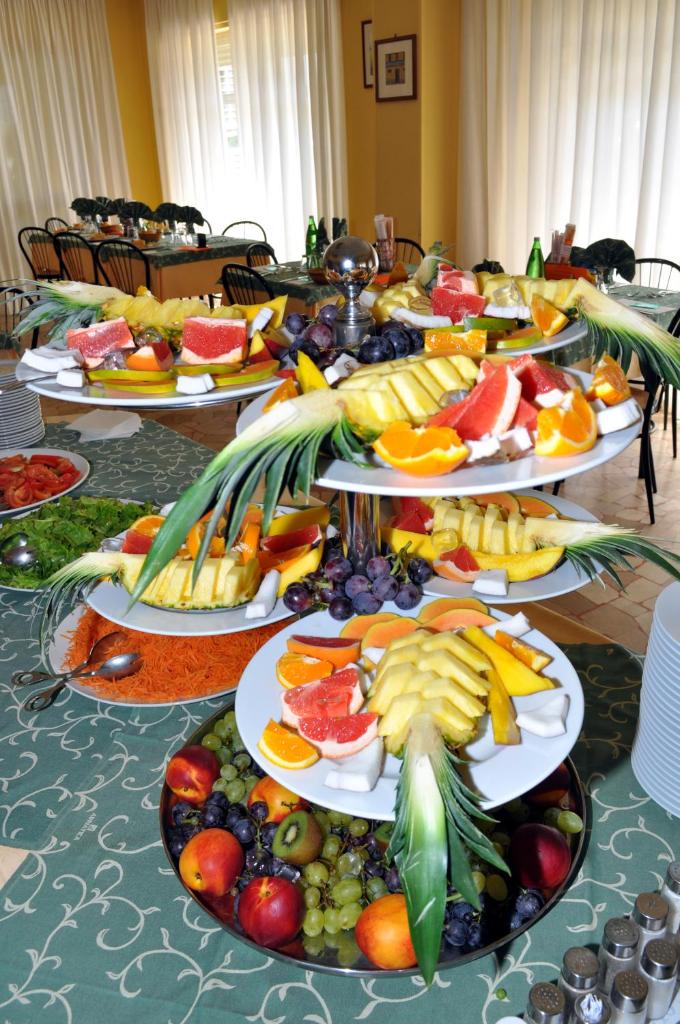 une bande de fruits sur une table dans l'établissement Hotel Perla, à Senigallia