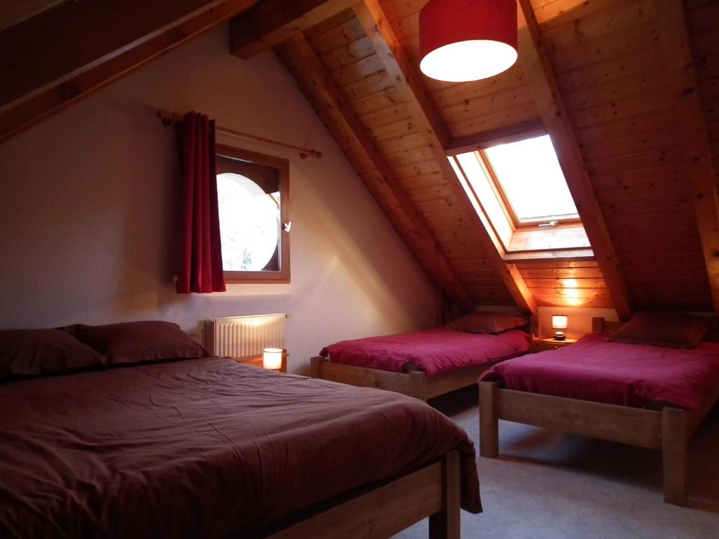 une chambre avec deux lits dans un grenier dans l'établissement Chez le Marquis du Pontet, à Valloire