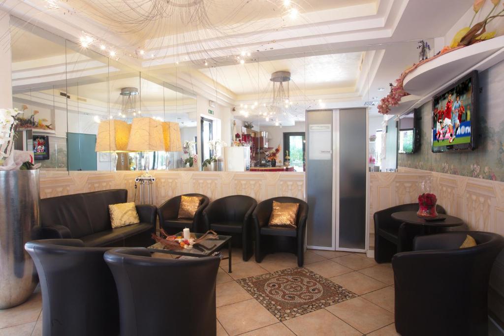 - un salon avec des canapés et des chaises dans la pièce dans l'établissement Hotel La Nidiola, à Riccione 52 autres photos