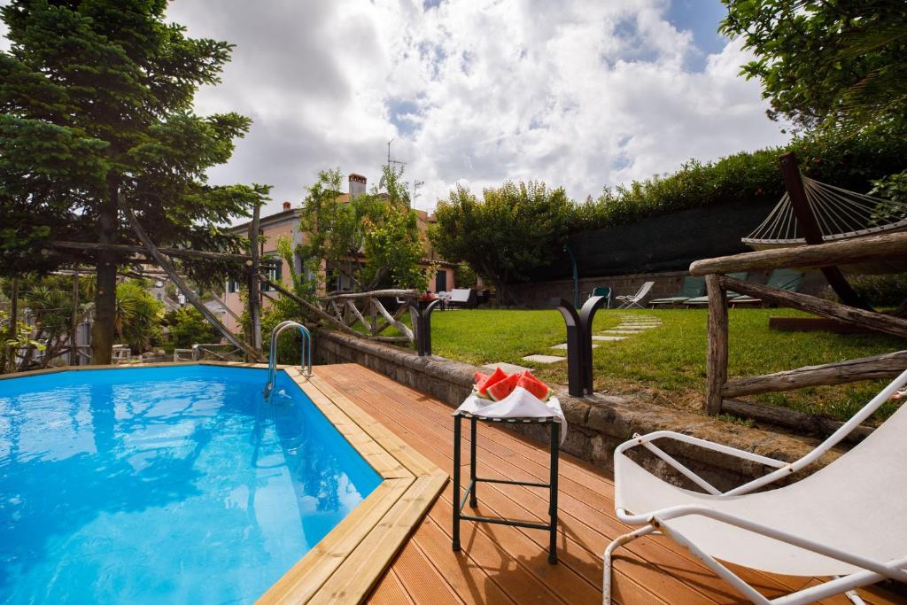 - une piscine avec une terrasse et une chaise à côté dans l'établissement Villa Eugenia, à Sant'Agnello