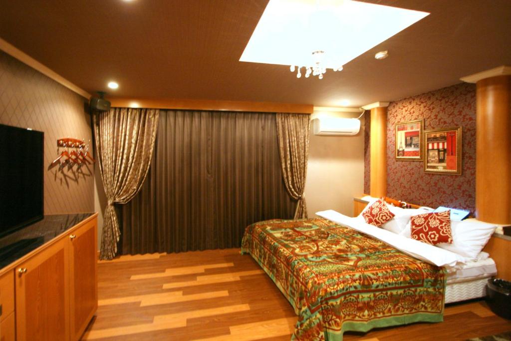 une chambre d'hôtel avec un lit et une télévision dans l'établissement Aura Kanku (Adult Only), à Sennan 8 autres photos