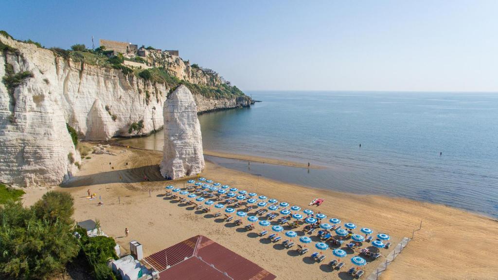 - une vue aérienne sur une plage avec un bouquet de parasols dans l'établissement Hotel Mediterraneo, à Vieste