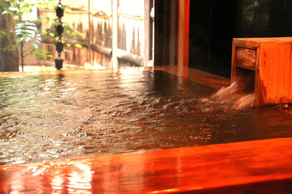 - une piscine d'eau à l'étage d'un immeuble dans l'établissement Shunkouen, à Usuki