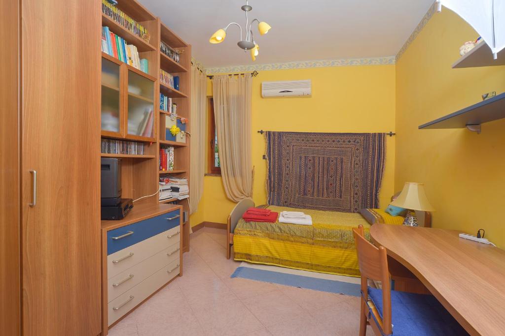 - une petite chambre avec un lit et une étagère dans l'établissement Villa nevada -20 min da Roma, à Ladispoli