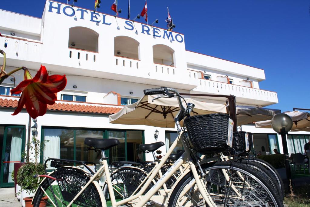 - un groupe de vélos garés devant un hôtel dans l'établissement Hotel San Remo - All Inclusive - Fronte Mare - Spiaggia Privata, à Martinsicuro
