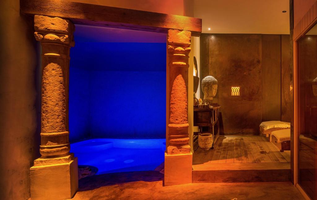 La salle de bains est pourvue d'une baignoire bleue. dans l'établissement Hotel Capo San Vito by Geocharme, à San Vito Lo Capo