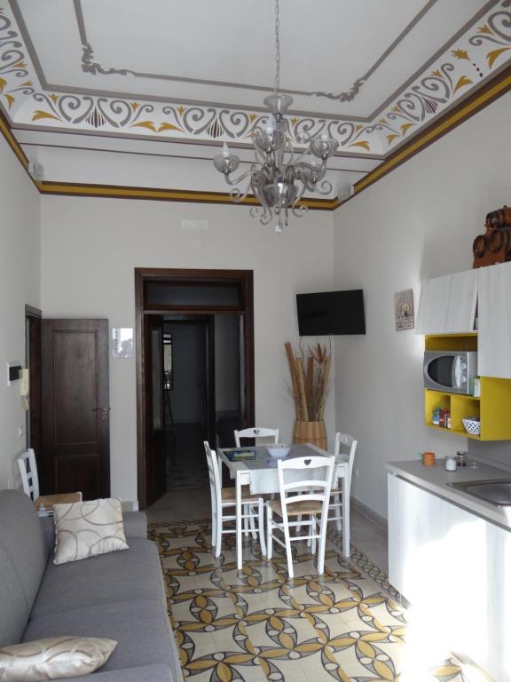 sala de estar con sofá y mesa en Casa Vacanze Giani, en Terrasini