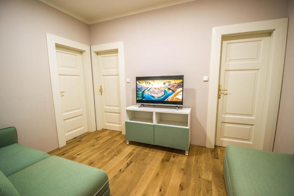 TV a/nebo společenská místnost v ubytování Unique Apt 250m from the Charles Bridge