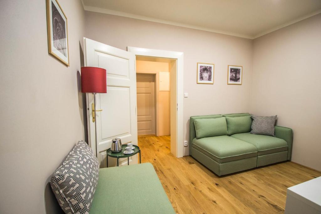 Posezení v ubytování Unique Apt 250m from the Charles Bridge