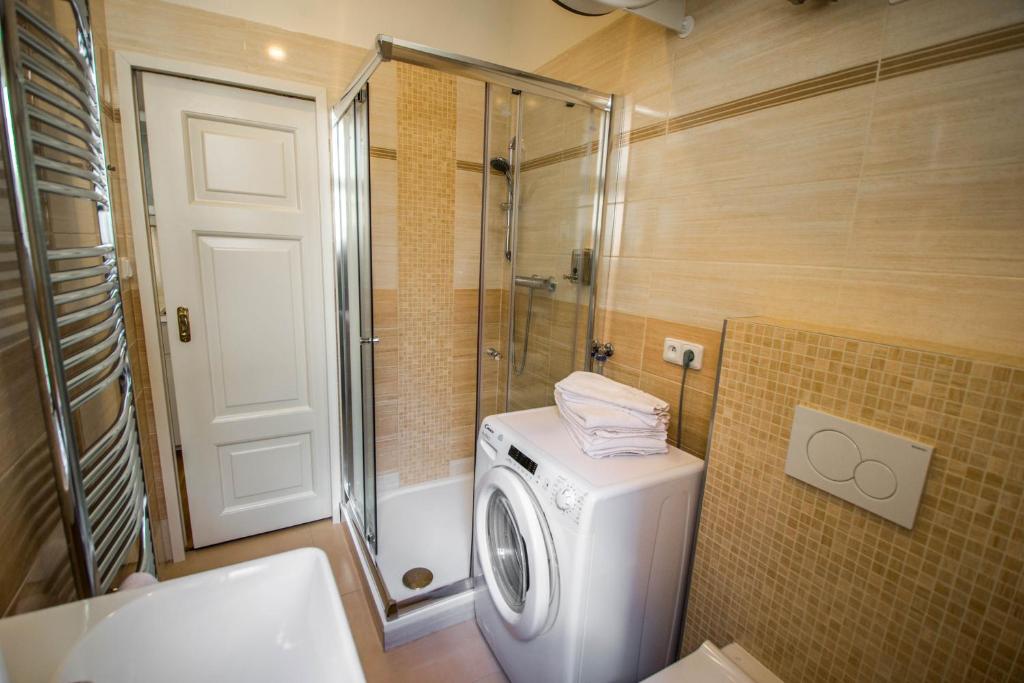 Koupelna v ubytování Unique Apt 250m from the Charles Bridge