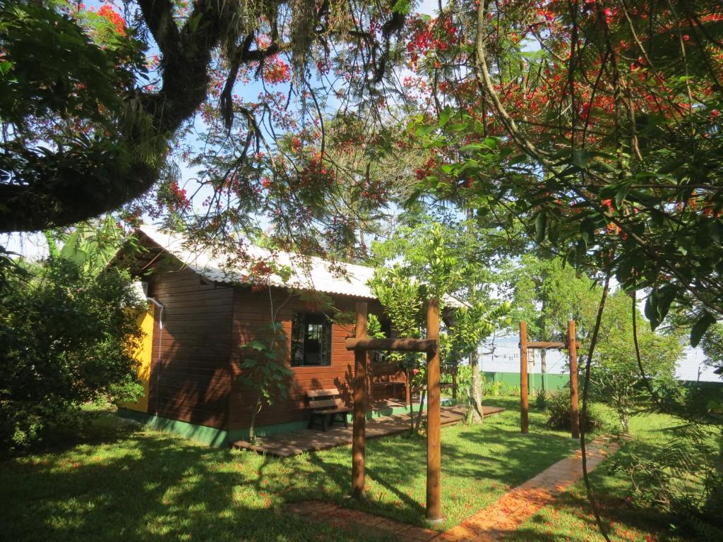 ein kleines Haus inmitten eines Gartens in der Unterkunft Solar Vovó Emma House in Penha