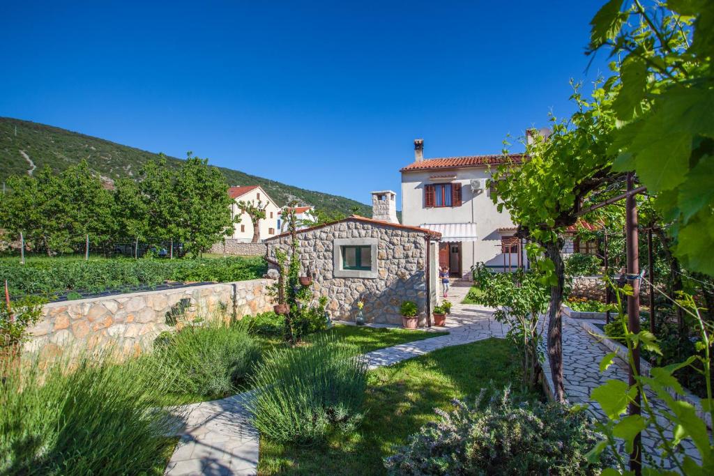 ツレスにあるRooms Kučićの庭園からの家の景色