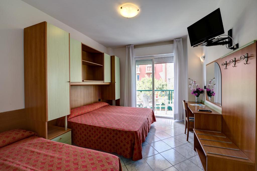 Łóżko lub łóżka w pokoju w obiekcie Hotel Kennedy