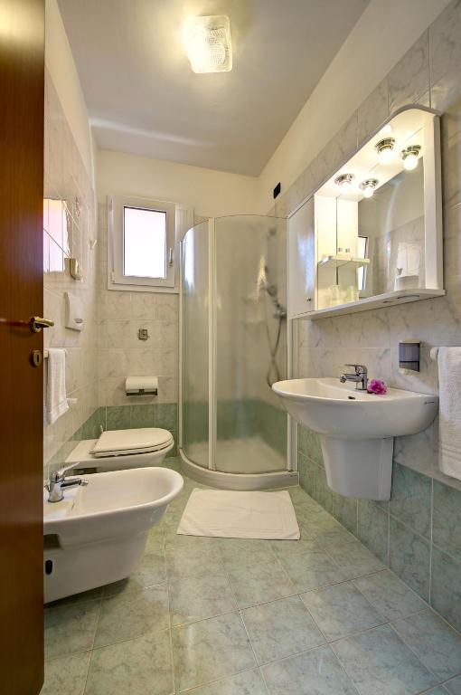 Łazienka w obiekcie Hotel Kennedy