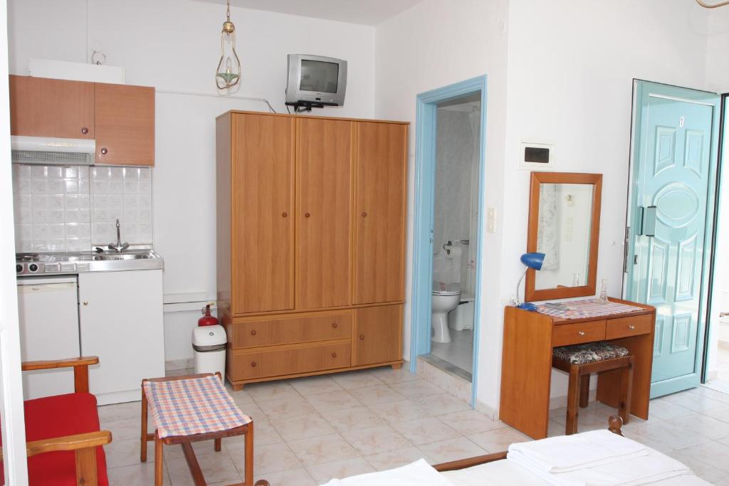 A kitchen or kitchenette at Akrogiali Hotel