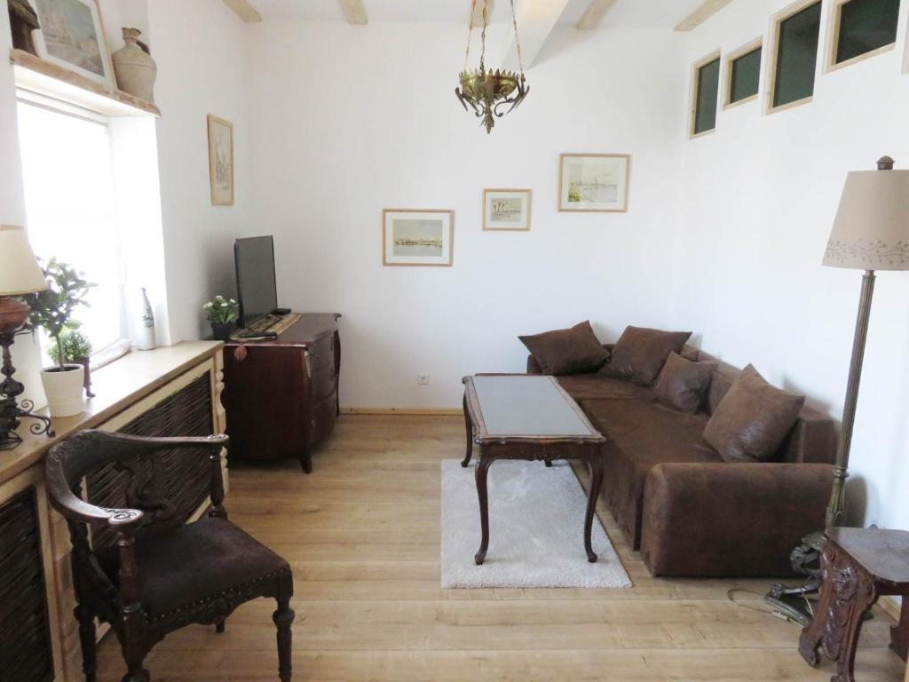 uma sala de estar com um sofá e uma mesa em Wohnen auf dem Wallwitzhof em Lutherstadt Wittenberg