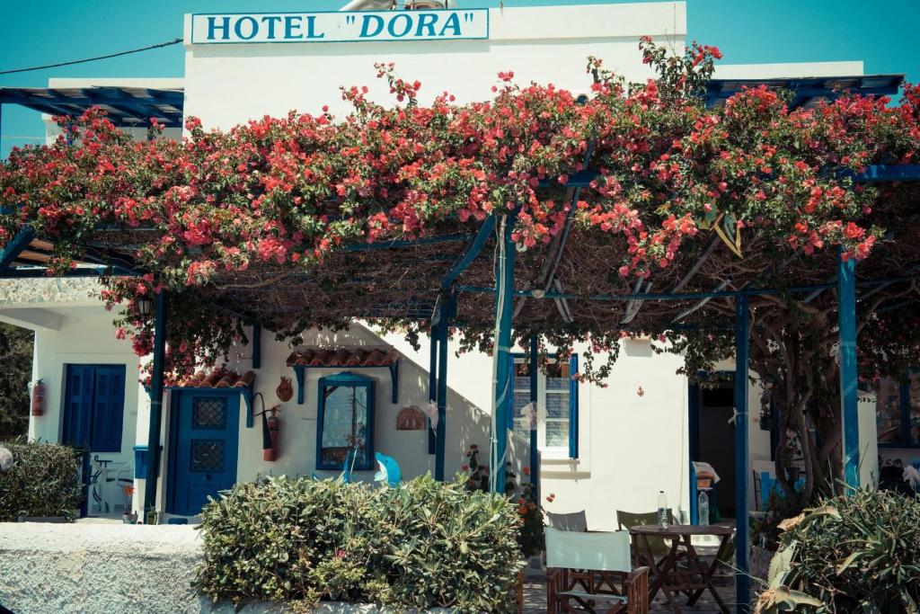 budynek z kwiatami wiszącymi na nim w obiekcie Dora's Studios & Apartments w mieście Megas Gialos - Nites