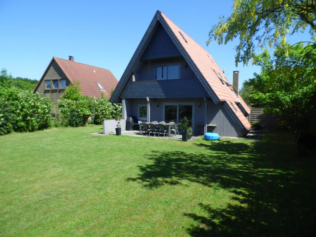 ein Haus mit einem Gameradach auf einem Hof in der Unterkunft Fräulein Emma Lotta in Kronsgaard