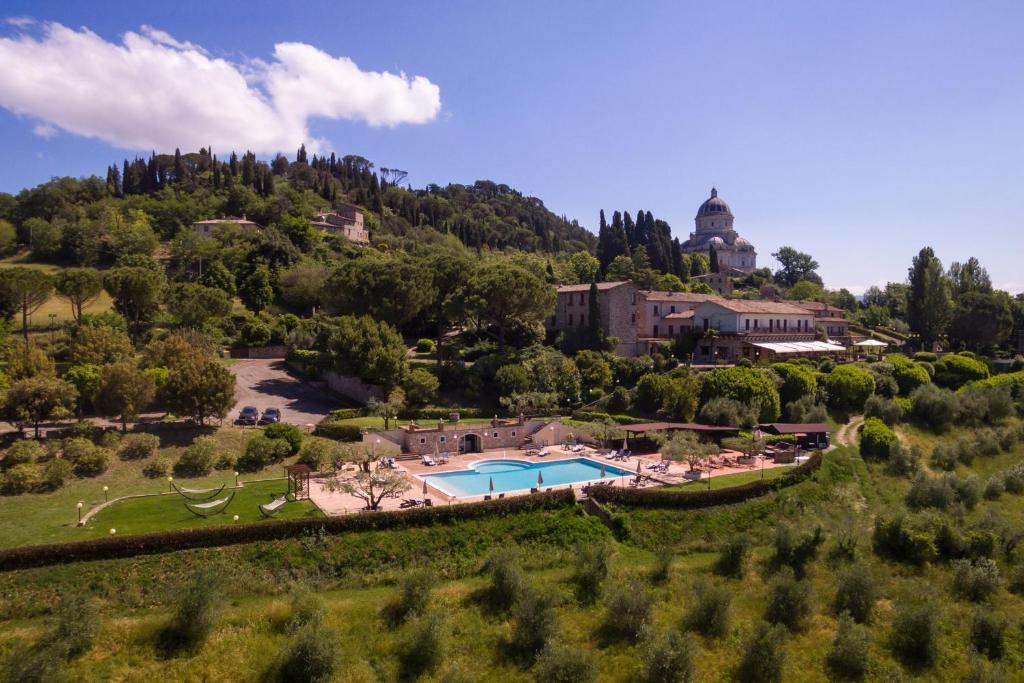eine Luftansicht einer Villa auf einem Hügel mit einem Resort in der Unterkunft Hotel Bramante in Todi