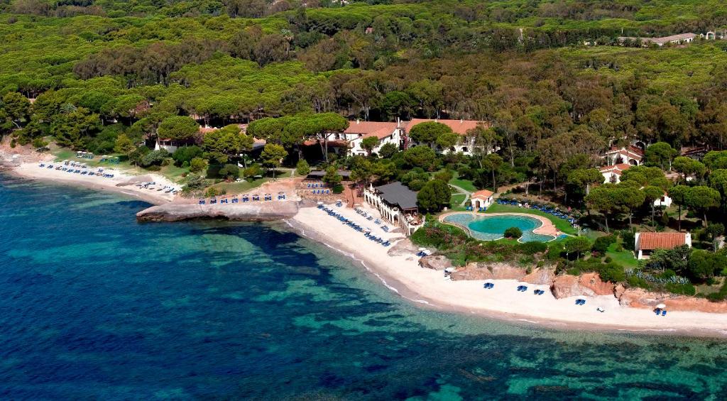 una vista aérea de una playa con un complejo en Is Morus Relais en Santa Margherita di Pula