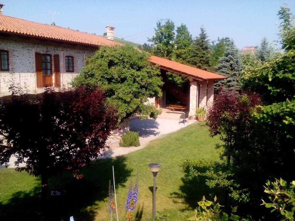 uma imagem de uma casa com um quintal em Cascina Stralla em Farigliano