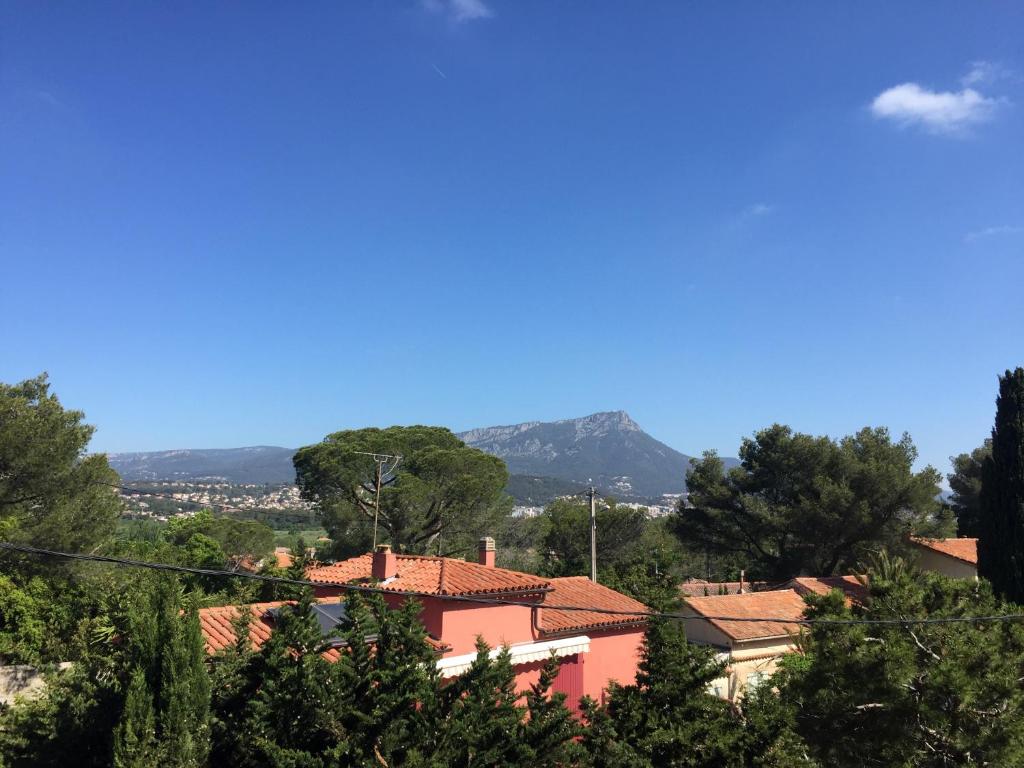 a view of a town with a mountain in the background at Appartement Les Elfes in Le Pradet