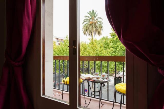 desde la ventana de un balcón con mesa en Apartamento Plaza Nueva, en Sevilla