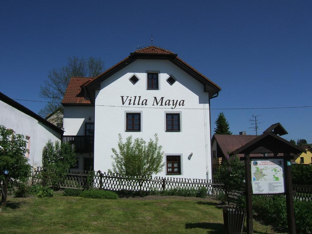 un edificio blanco con un cartel que lee Villa Navale en Villa Maya en Horní Planá