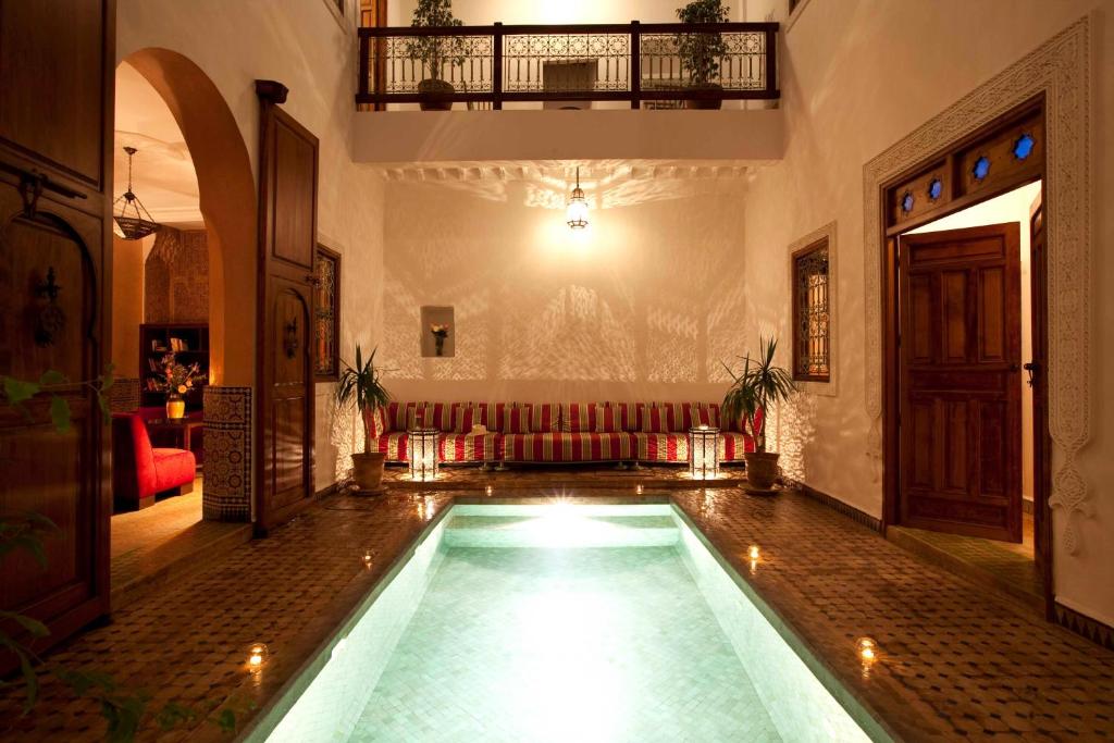 een zwembad in het midden van een kamer bij Riad Les Bougainvilliers in Marrakesh