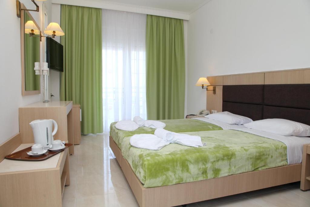 Postel nebo postele na pokoji v ubytování Halkidiki Palace