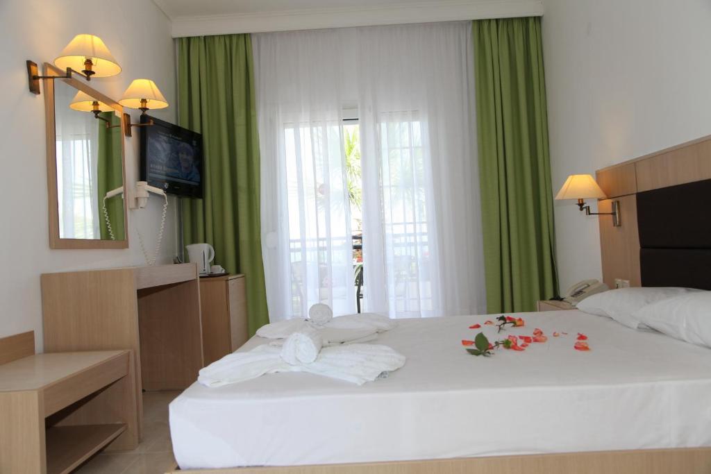 Postel nebo postele na pokoji v ubytování Halkidiki Palace