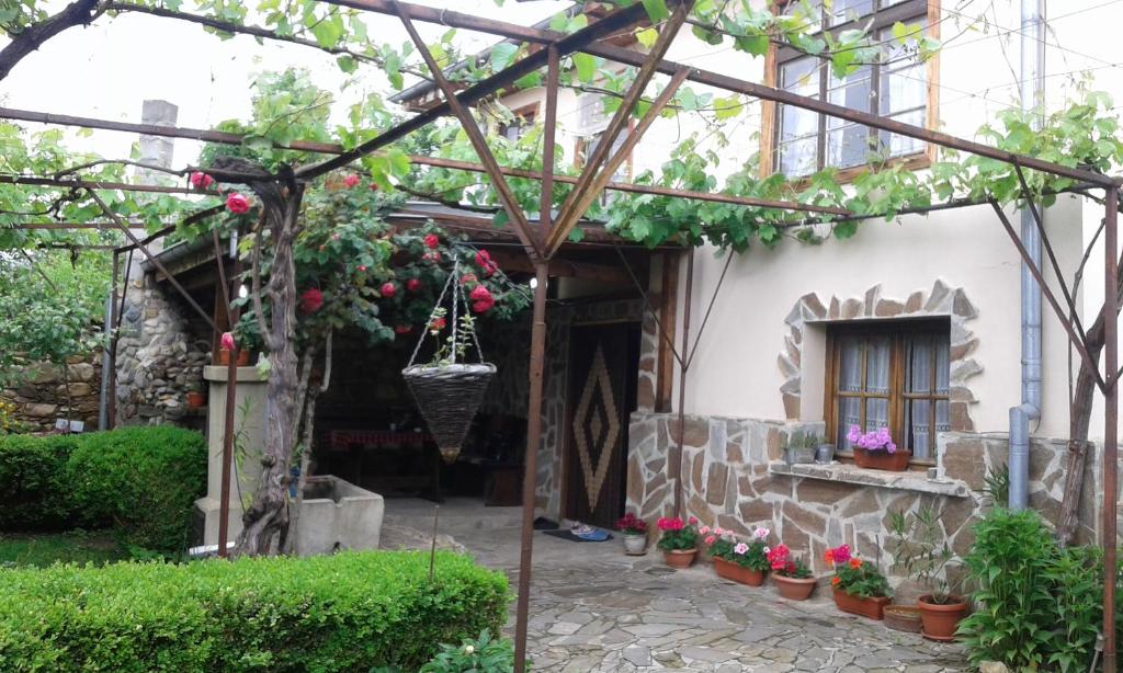 una entrada al jardín de una casa con una cesta colgante en The House in Shipka, en Shipka