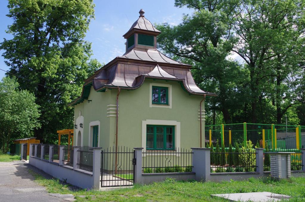 a small house with a tower on top of a fence at Vilka Marticus in Frenštát pod Radhoštěm