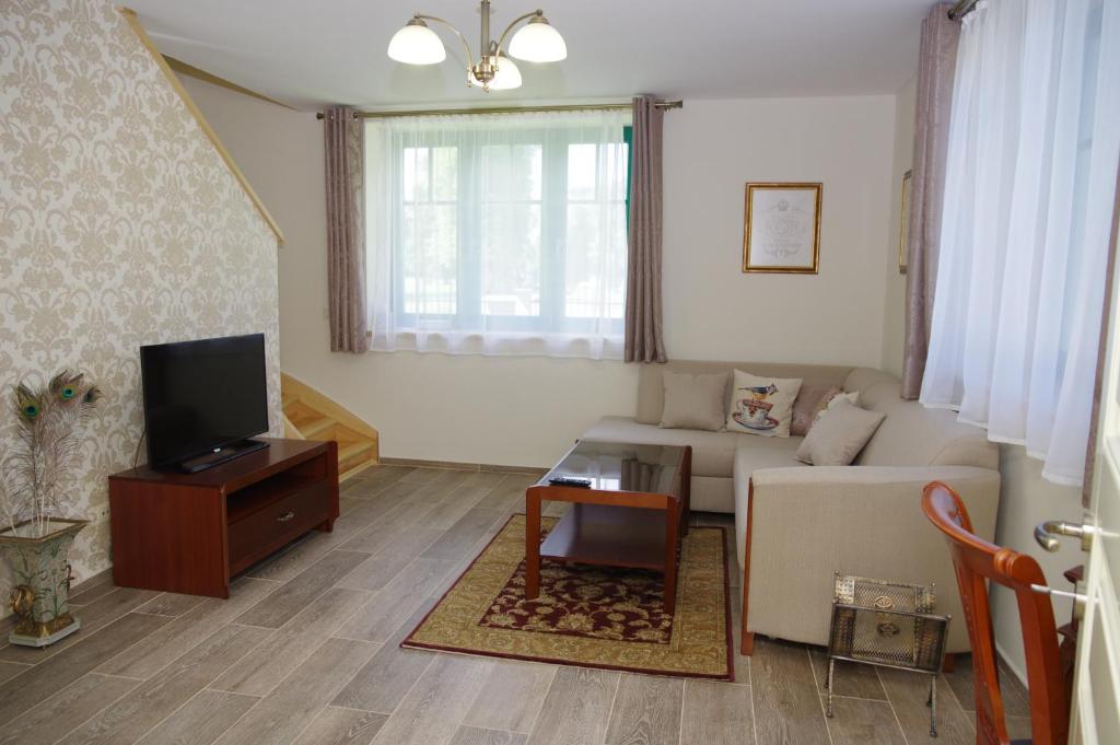 TV a/nebo společenská místnost v ubytování Vilka Marticus