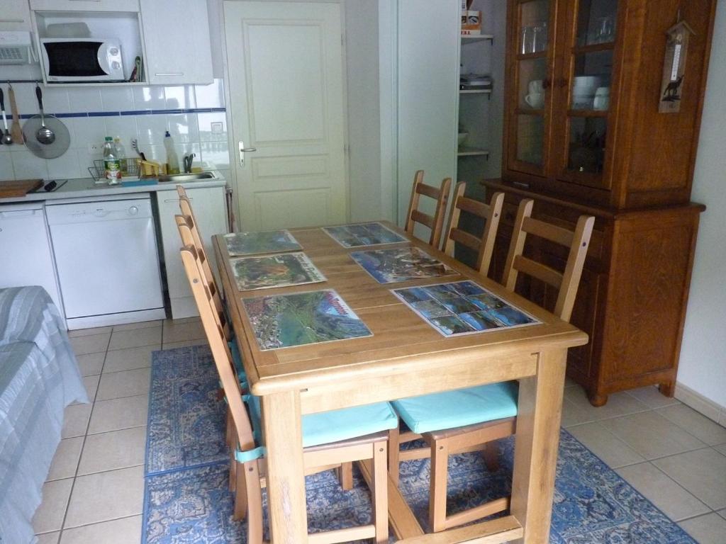 コトレにあるChalet De Peyrelanceのキッチン(木製テーブル、椅子4脚付)