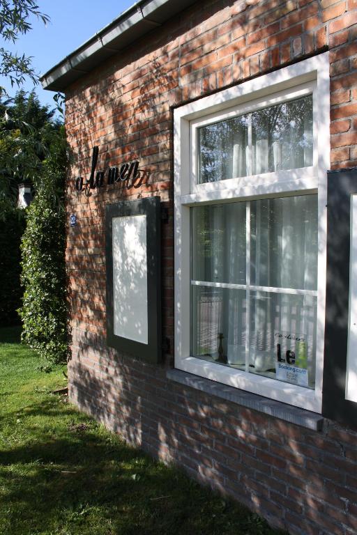 a brick building with a window on the side of it at Maison A La Mer in Retranchement