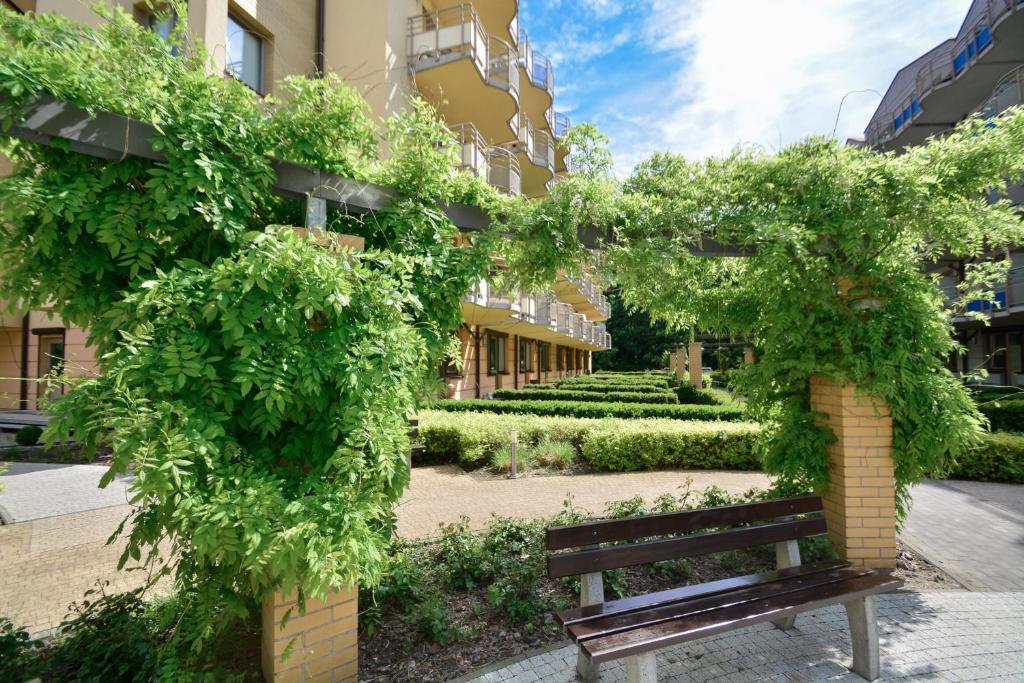 a park with a bench in front of a building at Apartamenty na Wyspie - Zdrojowa in Świnoujście