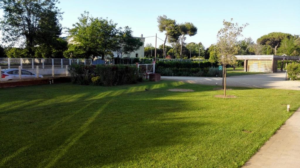 Um jardim em Eliopoli Beach Hostel & Restaurant