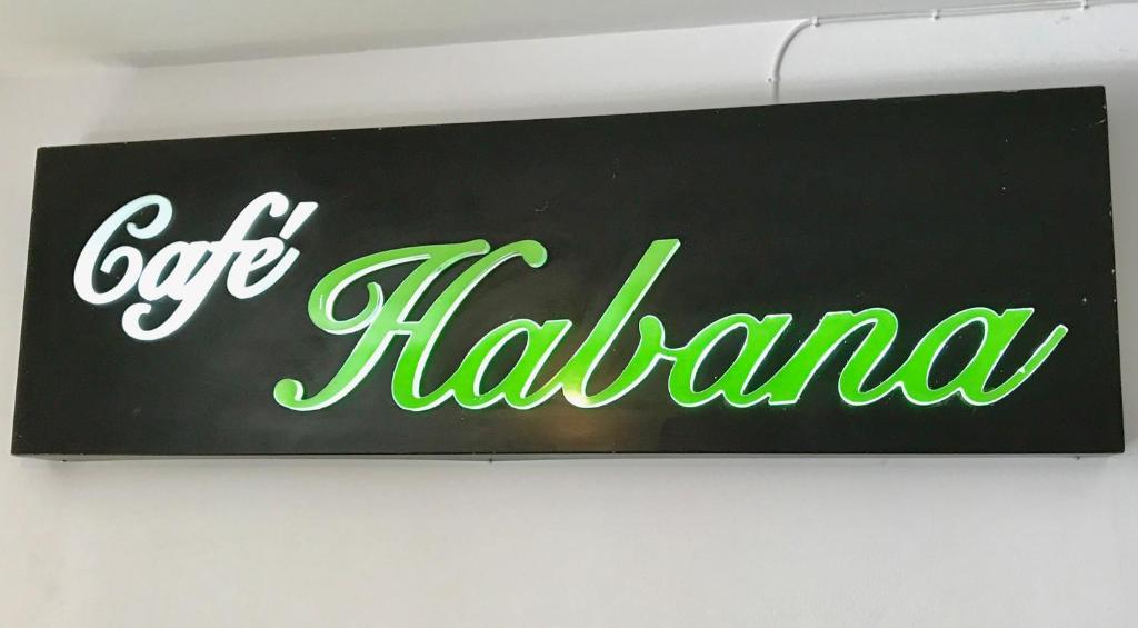 バレンシアにあるHabana Apartmentの壁にカフェハヴァナを読む看板