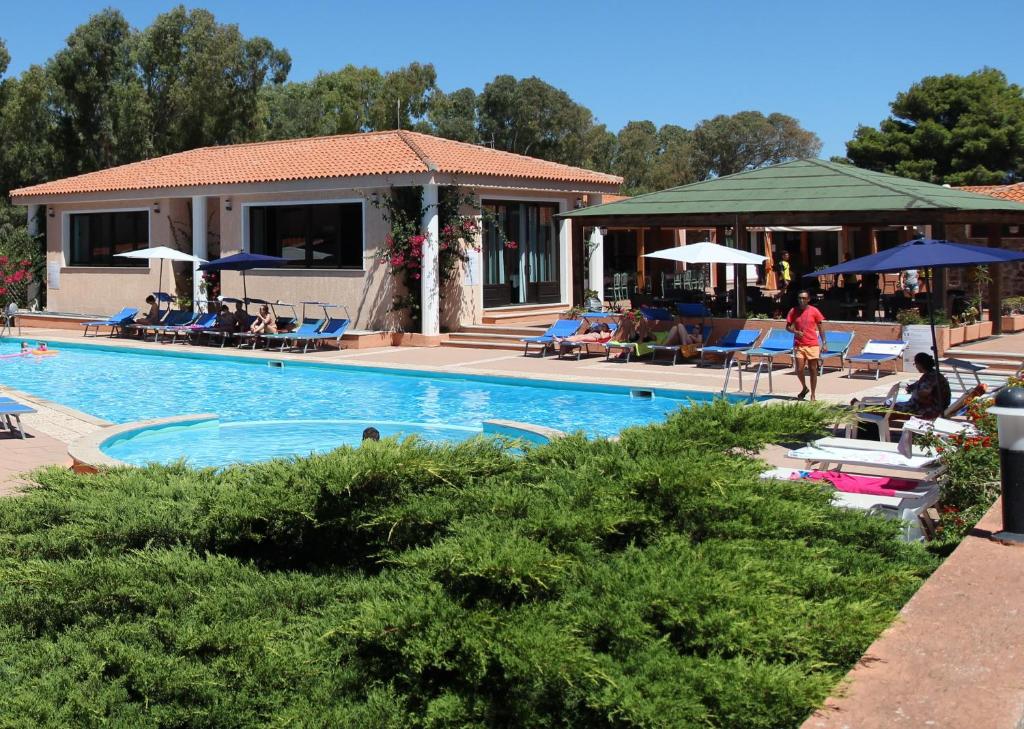 Piscina de la sau aproape de Marina Manna Hotel and Club Village