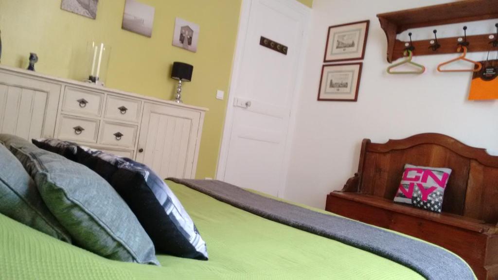 ビアリッツにあるBakiaのベッドルーム1室(緑のシーツと枕が備わるベッド1台付)