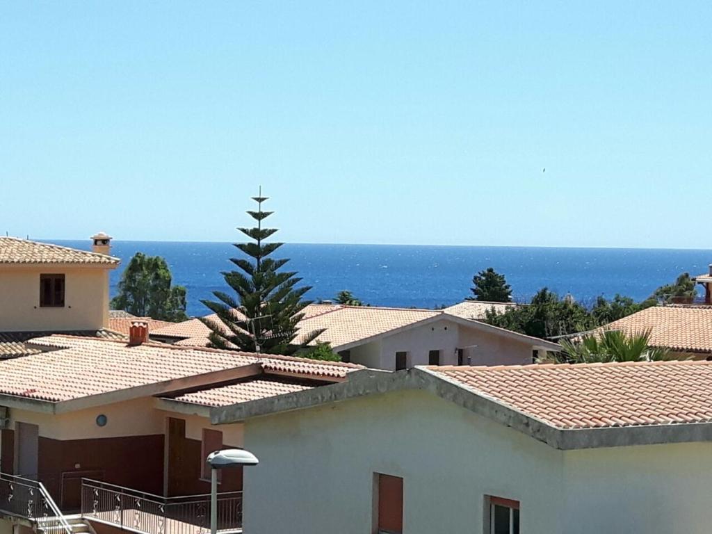 カーラゴノネにあるCasa Lucianoの屋根と海の景色