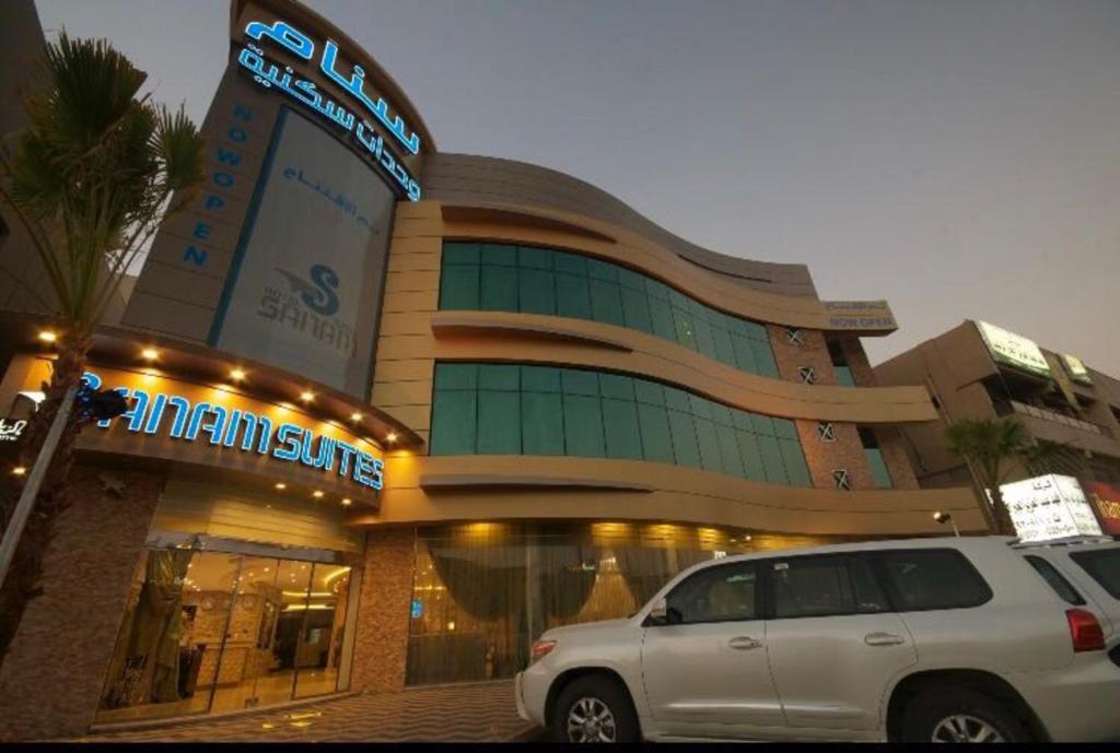 un edificio con un'auto parcheggiata di fronte di Sanam Hotel Suites - Riyadh a Riyad