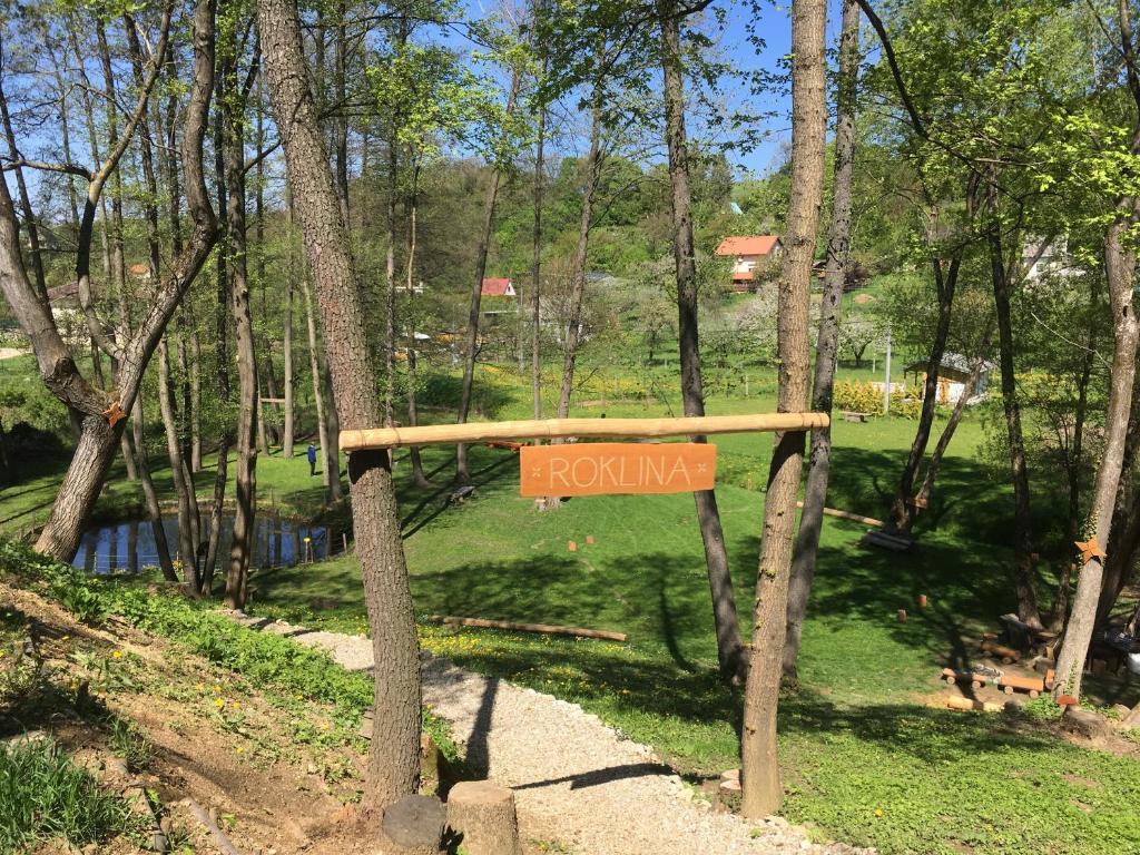 una señal que dice hokkaido en un bosque en Villa Judita, en Moravany nad Váhom