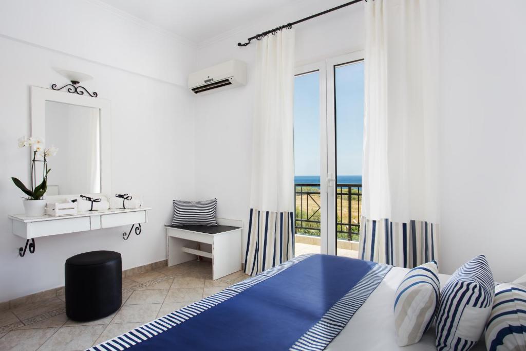 Postel nebo postele na pokoji v ubytování Iris Beach Hotel